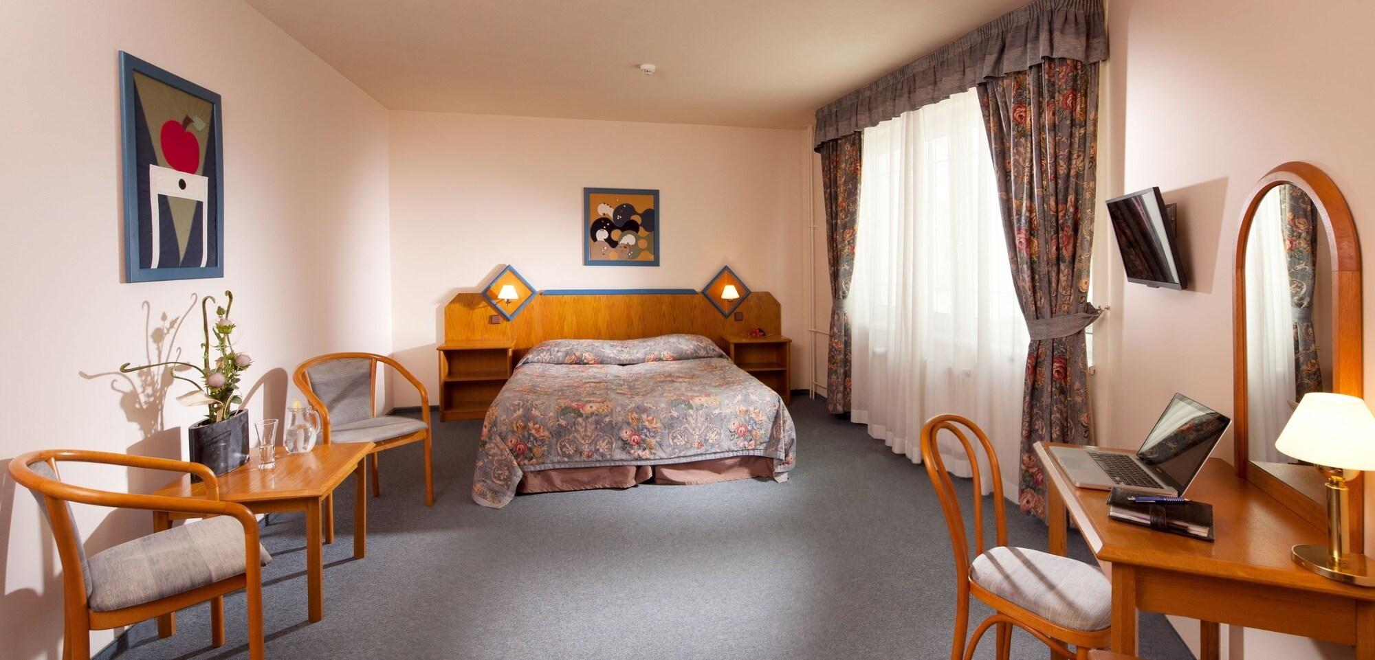 Hotel Concertino Zlata Husa Jindřichův Hradec Exterior foto