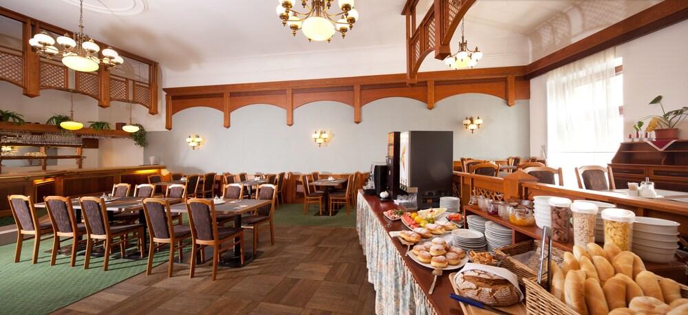 Hotel Concertino Zlata Husa Jindřichův Hradec Exterior foto