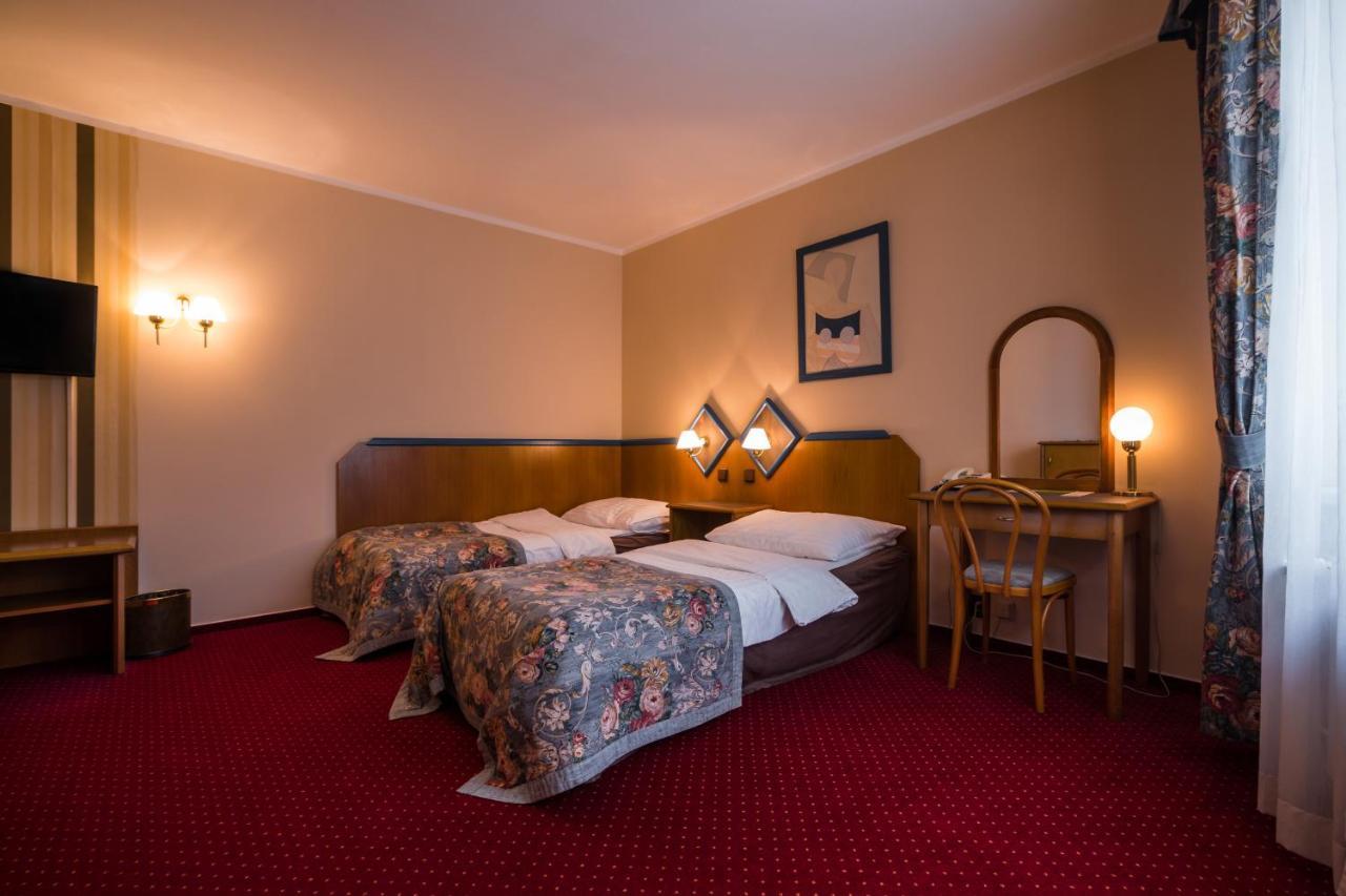Hotel Concertino Zlata Husa Jindřichův Hradec Exterior foto