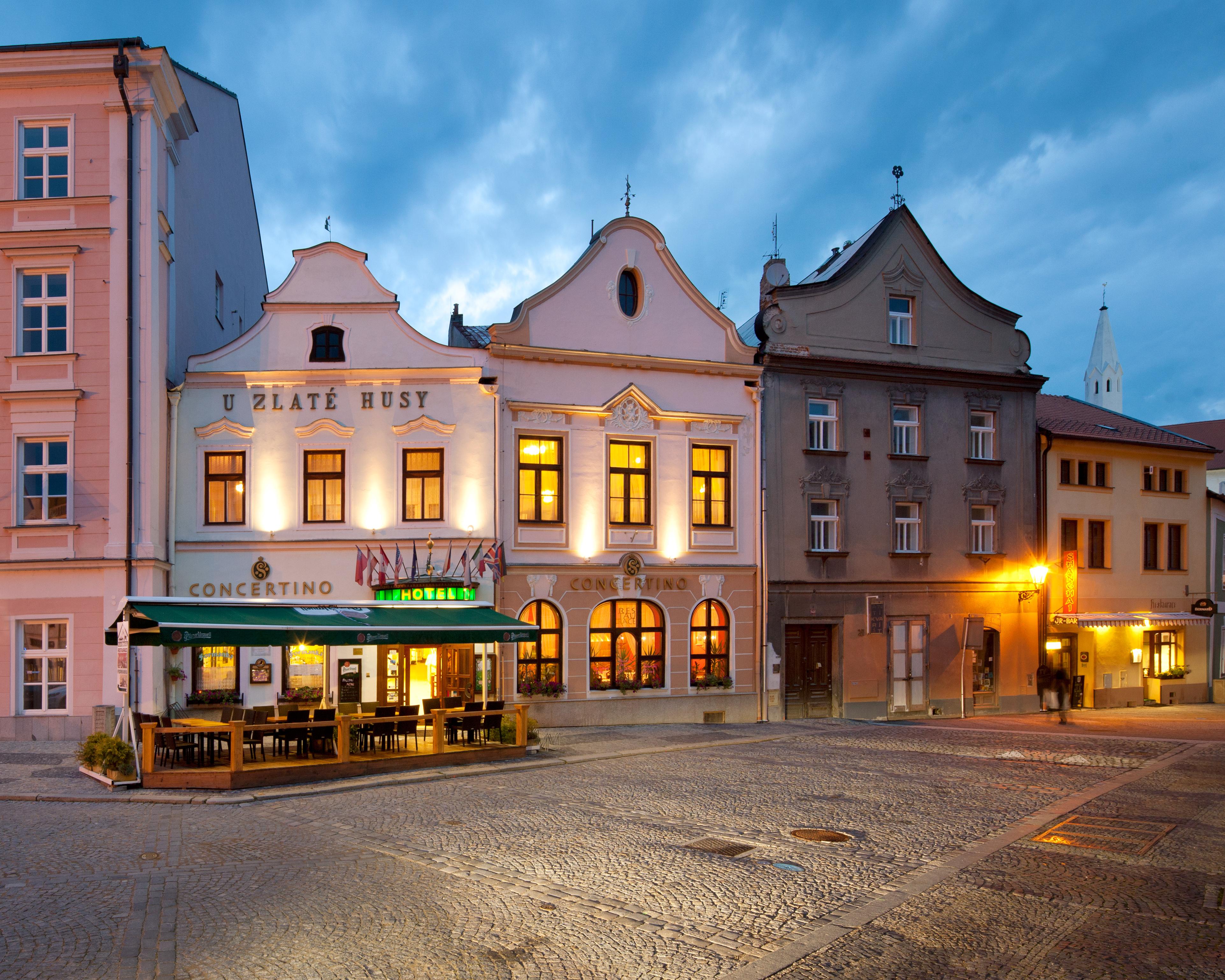 Hotel Concertino Zlata Husa Jindřichův Hradec Exterior foto